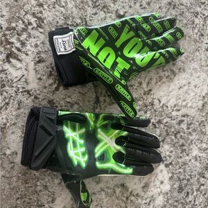 Youth Battle football gloves